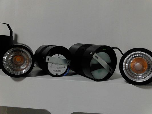 dipimpin permukaan lampu langit-langit dipasang kap lampu dengan lampu gantung