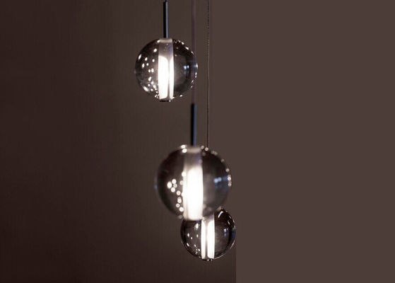 Il candeliere a cristallo trasparente accende l'illuminazione principale del pendente della palla di vetro