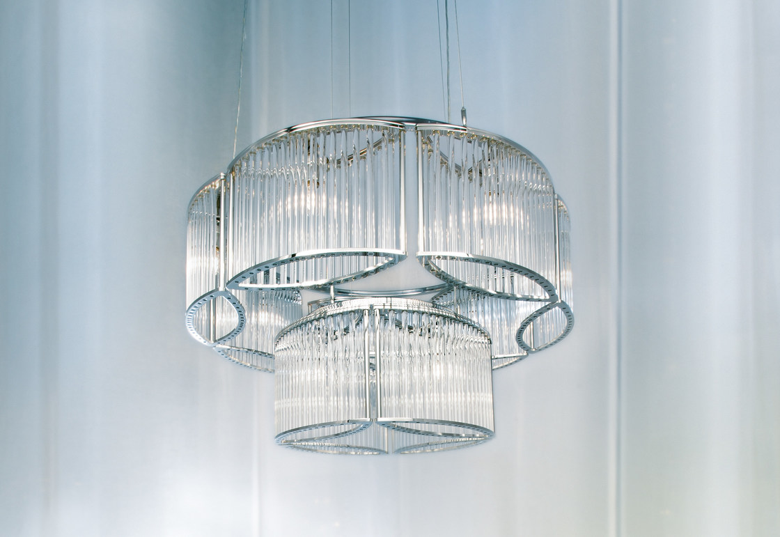 Brilian Gaya modern Villa Pertimbangkan Mewah Chandelier Kristal untuk Sitting Room dan Tangga