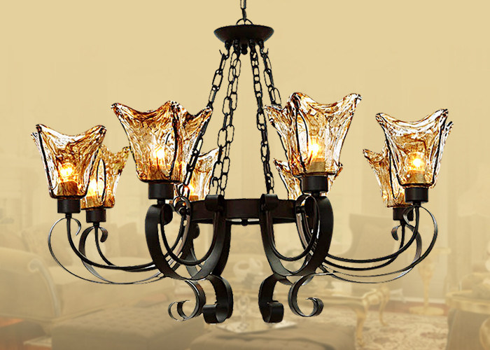 Candeliere decorativo domestico leggero del ferro battuto del nero 8 con tonalità di vetro ambrata